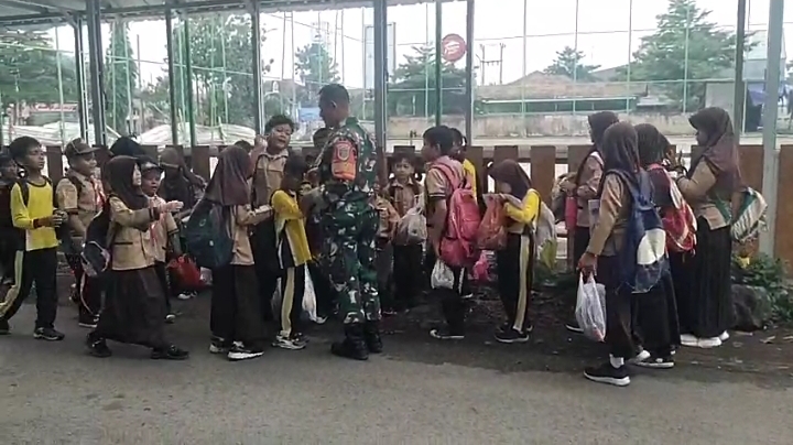 Babinsa Sunyaragi Laksanakan Kerja Bakti Pembersihan Sampah Plastik Bersama Siswa SDN 1 Karangjalak