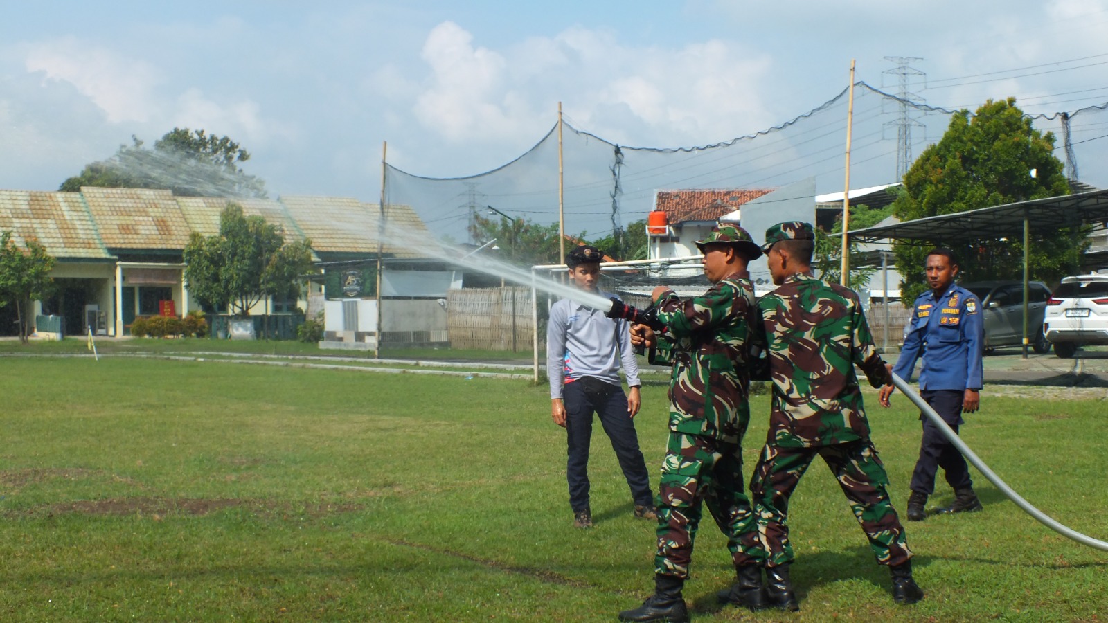 Kodim 0614/Kota Cirebon Gelar Latihan Pemadaman Kebakaran Bersama Tim Damkar.