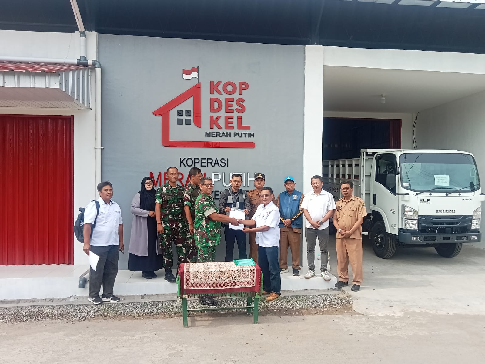 Babinsa Kesenden Hadiri Serah Terima Kendaraan Operasional KDKMP