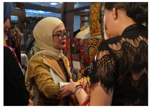 Kilau Hari Kedua PERSIT BISA: Pesona Fashion Show dan Antusiasme Tinggi di Booth Batik Rosi*
