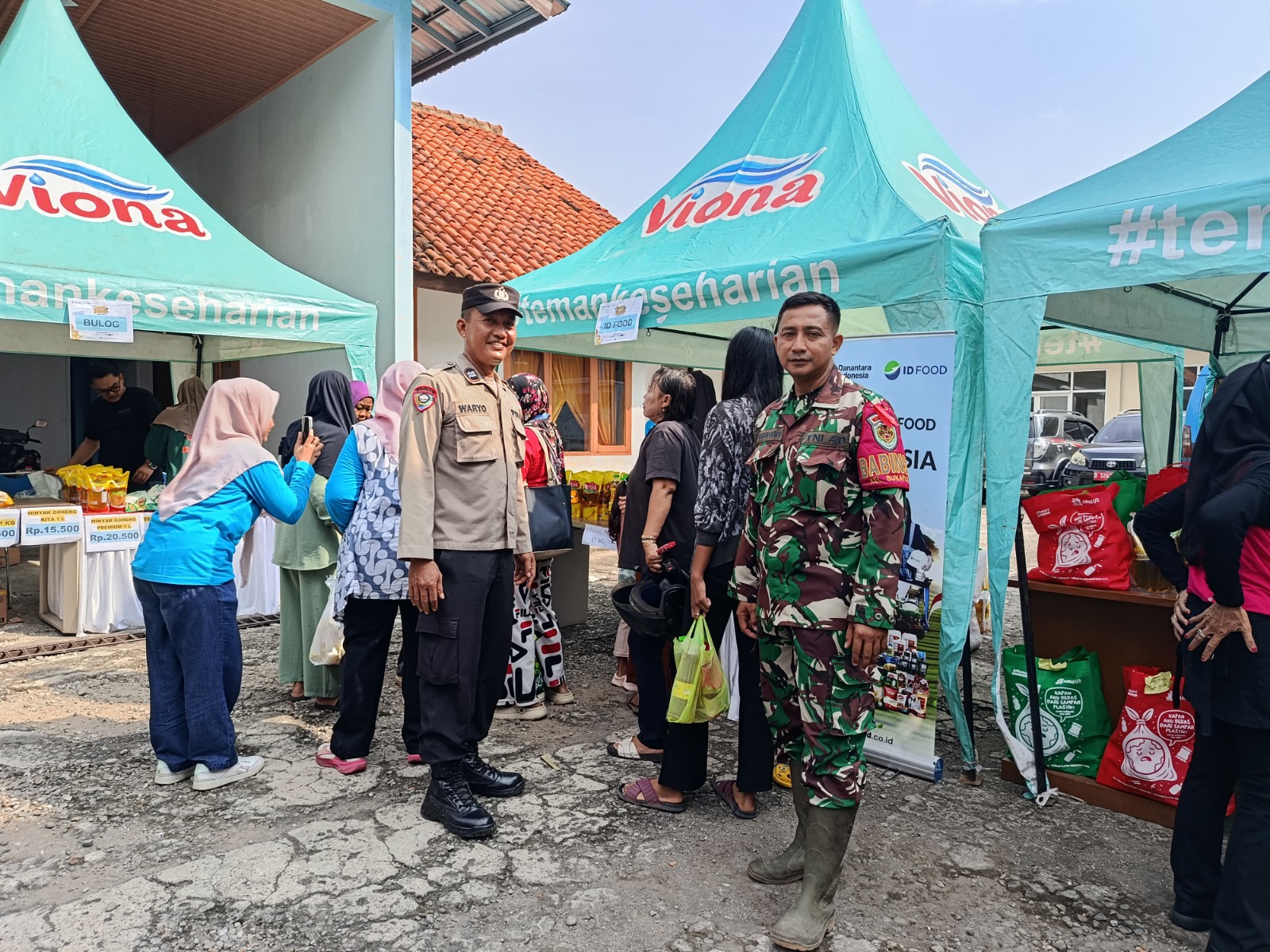 Babinsa Sukapura Monitor Kegiatan Pasar Murah Jawa Barat dan Gerakan Pangan Murah Idul Adha.