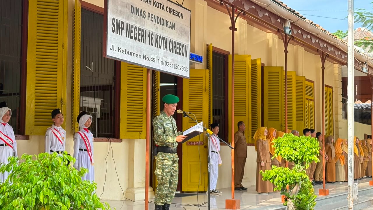 Jadi Pembina Upacara di SMPN 16 Kota Cirebon,Babinsa : Tanamkan Disiplin dan Wawasan Kebangsaan