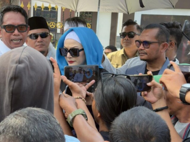 Ratusan Massa Padati PN Sumber, Tuntut Keadilan dalam Sengketa Lahan Bunda Fifi