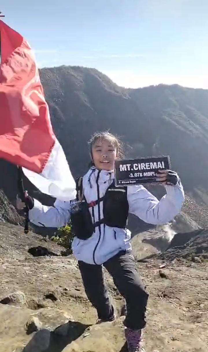 Siswi SD Asal Cirebon Kibarkan Semangat Pancasila dari Puncak Gunung Ciremai