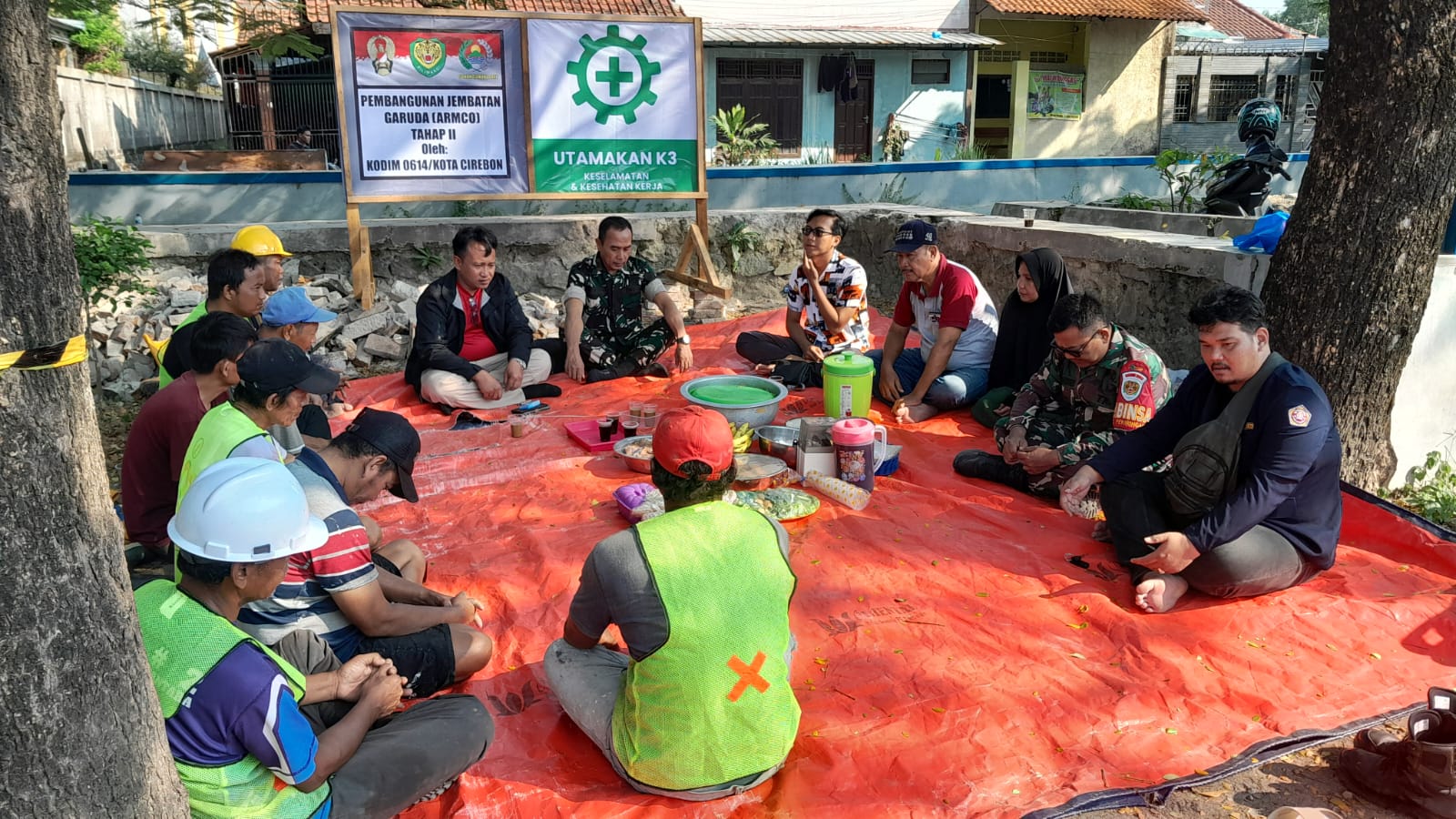 Babinsa Pekiringan Hadiri Tasyakuran Pembangunan Jembatan Armco di RW 08