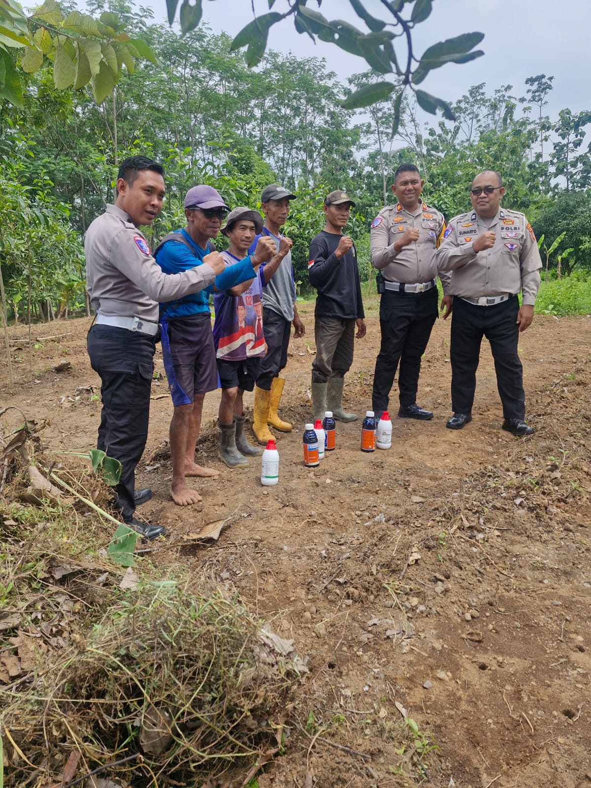 SAT LANTAS POLRES KUNINGAN MEMBERIKAN BANTUAN BERUPA CAIRAN PEMBASMI RUMPUT KEPADA KELOMPOK TANI DESA CIBULAN KECAMATAN CIDAHU DALAM RANGKA PENANAMAN JAGUNG SEBAGAI IMPLEMENTASI KETAHANAN PANGAN NASIONAL