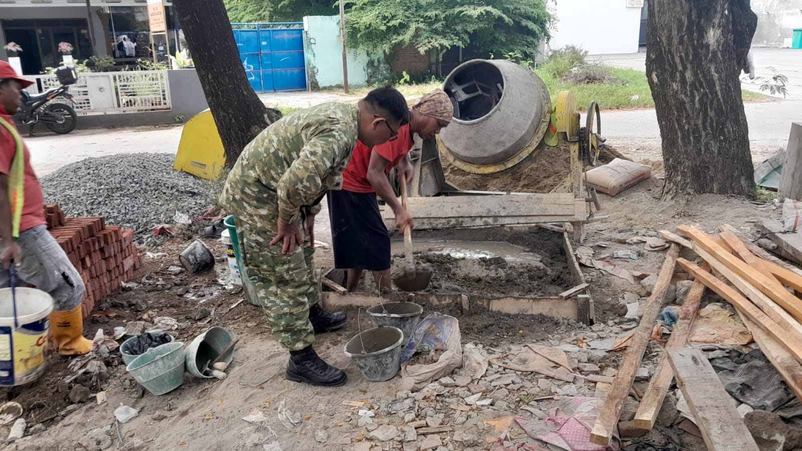 Babinsa Pekiringan Bersama Warga Laksanakan Kerja Bakti Pembuatan Jembatan Armco