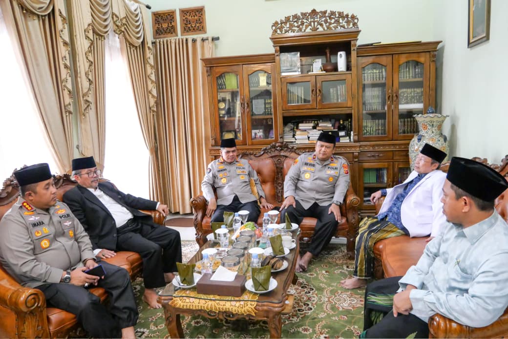 Kapolresta Cirebon Dampingi Wakapolda Jabar Silaturahmi dengan Pengasuh Ponpes Khas Kempek, Perkuat Sinergitas Polri dan Ulama