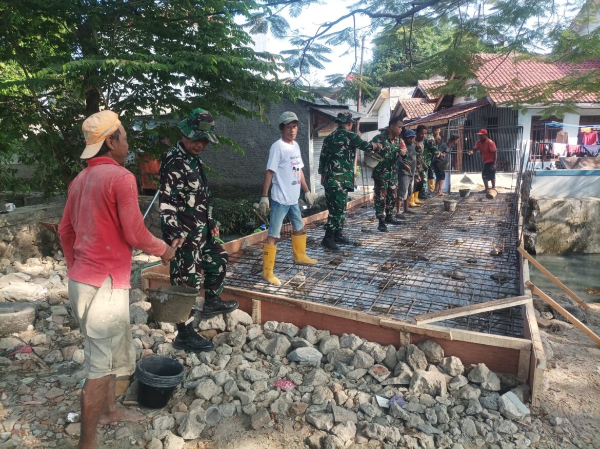 Babinsa Pekiringan Bersama Warga Laksanakan Gotong Royong Pengecoran Jembatan Armco