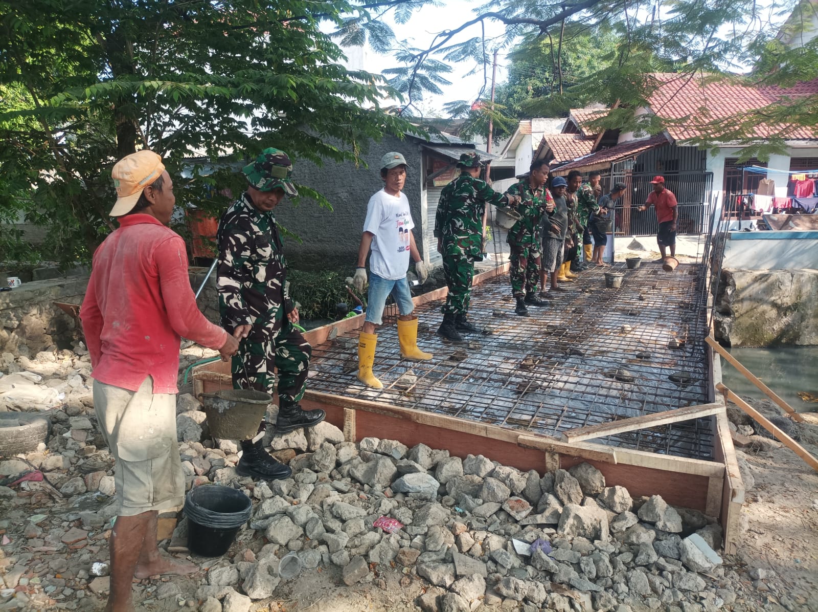 Babinsa Pekiringan Bersama Warga Laksanakan Gotong Royong Pengecoran Jembatan Armco