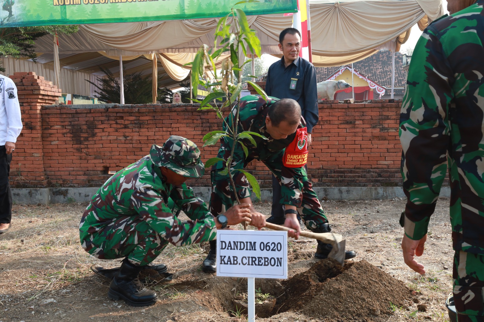 Hijaukan Bumi, Wujudkan ketahanan Lingkungan : Dandim 0620/Kab. Cirebon dan Bupati Cirebon Tanam Pohon Dalam TMMD ke 129