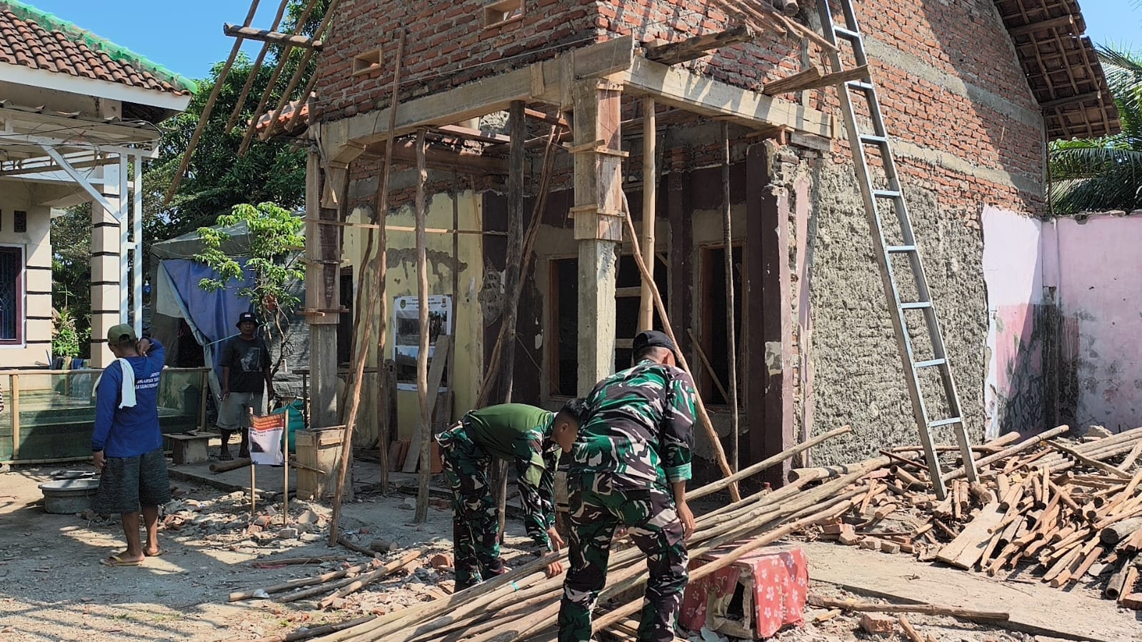Harapan Baru Mulai Terwujud, Rehabilitasi RTLH Rumah Bapak Rasta dalam TMMD ke-129 Capai 57 Persen