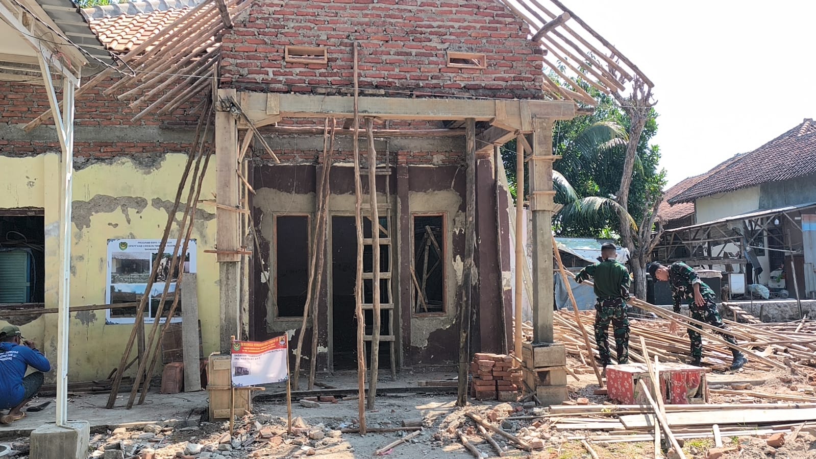 Wujud Kepedulian TNI untuk Rakyat, Rehabilitasi RTLH Rumah Bapak Rasta di TMMD ke-129 Terus Dikebut Hingga 57 Persen