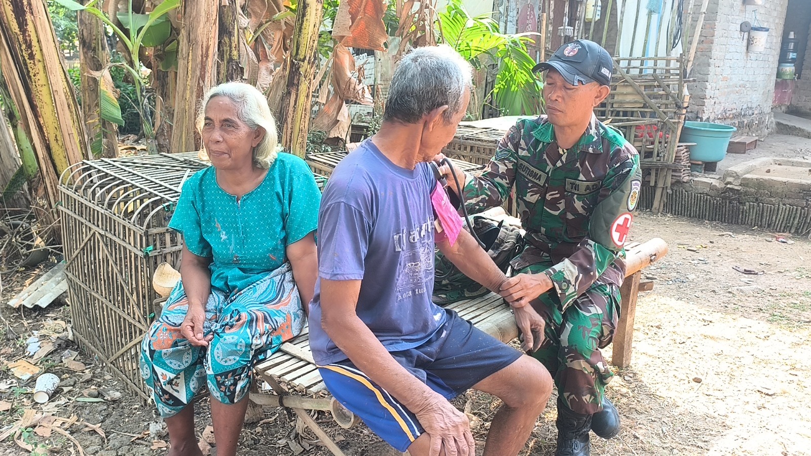 Jemput Bola, Satgas Kesehatan TMMD ke-129 Kodim 0620/Kab. Cirebon Datangi Rumah Warga Berikan Pelayanan Kesehatan