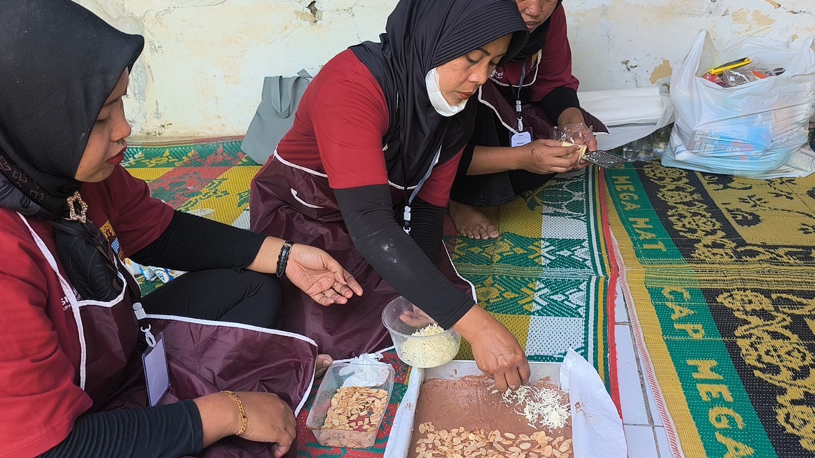 Dukung Pemberdayaan Perempuan, TMMD ke-129 Kodim 0620/Kab. Cirebon Latih Ibu-Ibu Desa Luwung Kencana Membuat Brownies