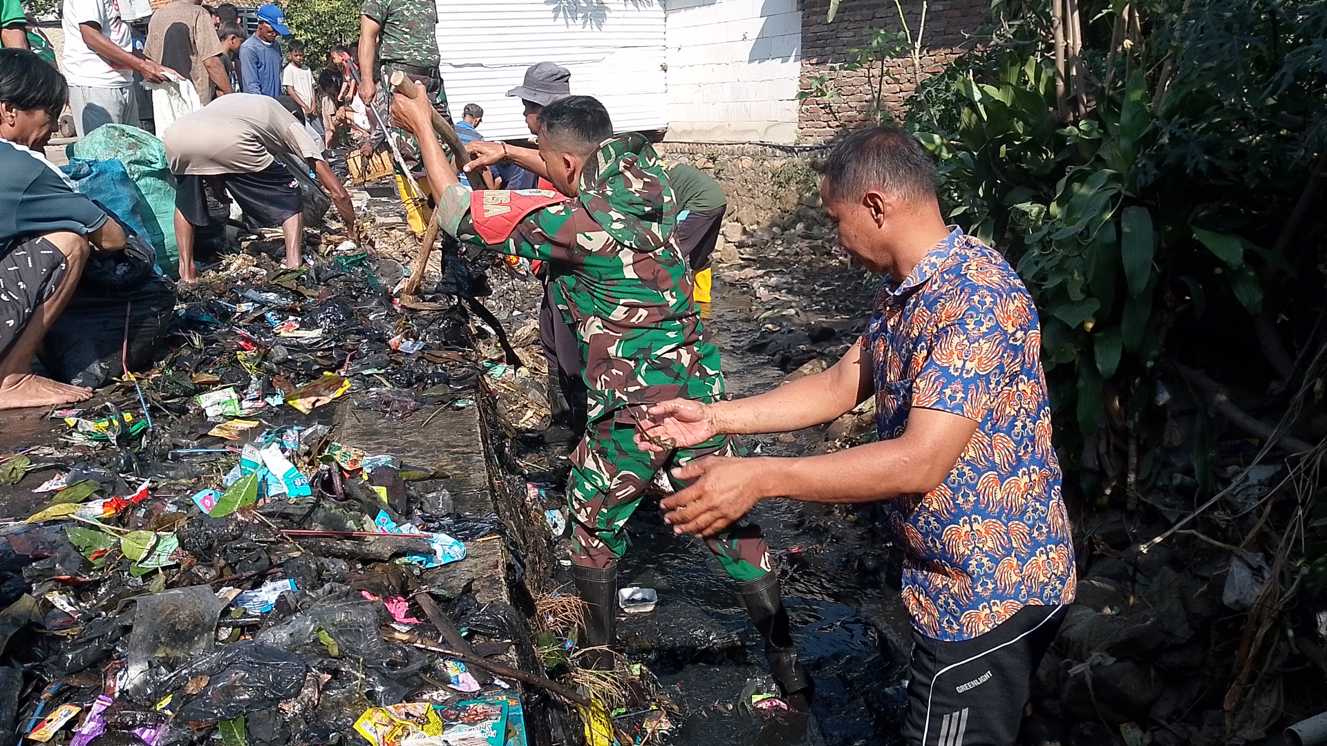 Koramil 0620-03/Talun Gelar Karya Bakti Bersihkan Saluran Air di Desa Sampiran
