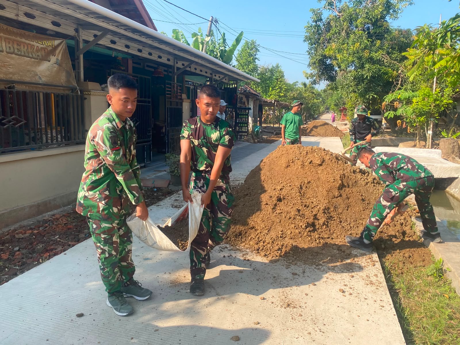 Demi Infrastruktur Berkualitas, Satgas TMMD ke-129 Kodim 0620/Kab. Cirebon Kebut Perapihan Bahu Jalan di Desa Luwung Kencana