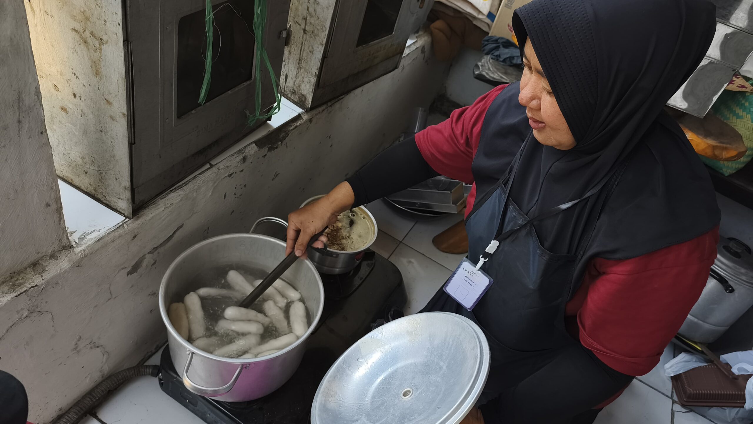 Dari Dapur Menuju Kemandirian: TMMD Ke-129 Kodim 0620/Kab. Cirebon Bekali Ibu-Ibu Desa Luwung Kencana Keterampilan Membuat Pempek