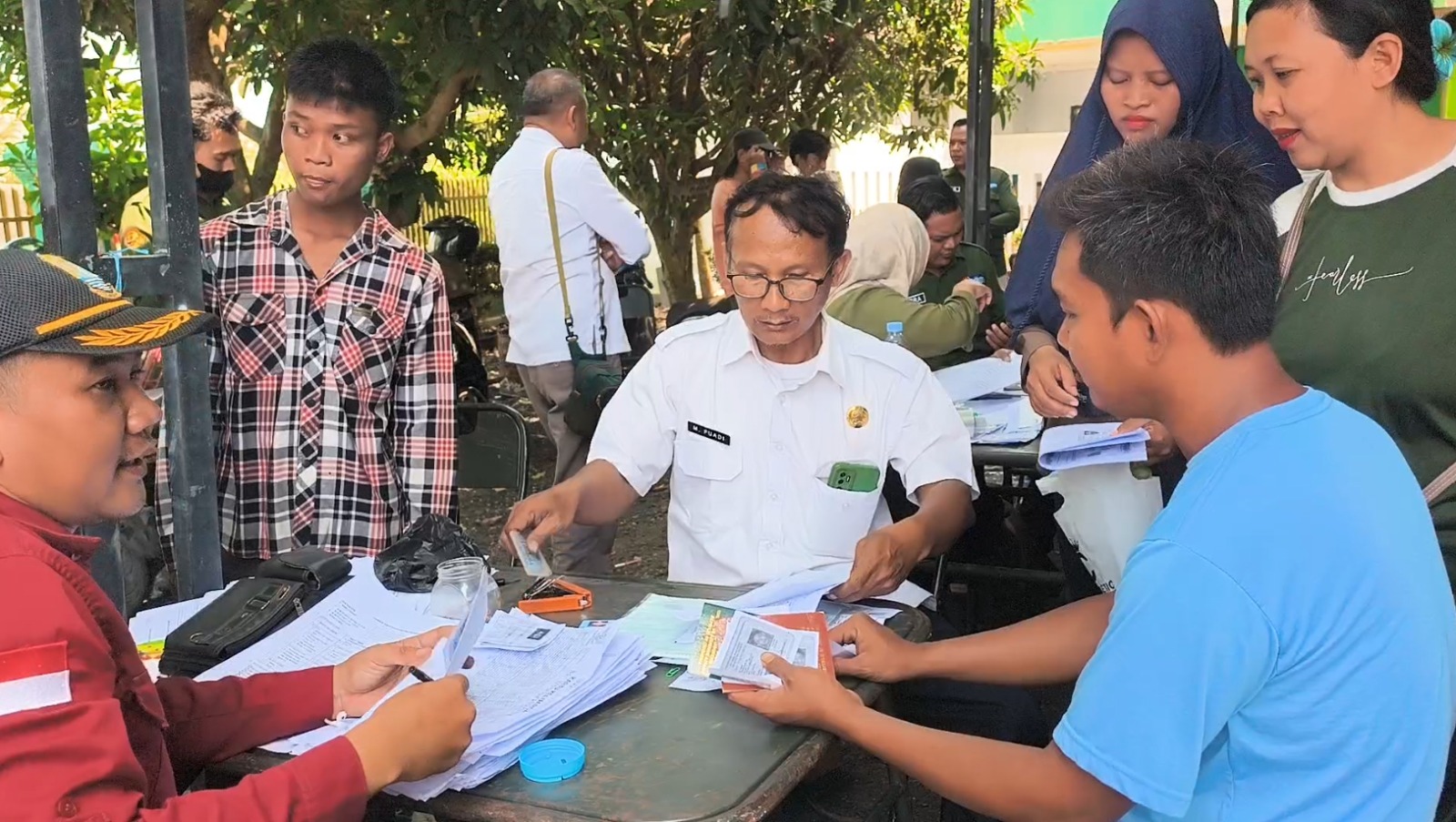 TMMD ke-129 Kodim 0620/Kab. Cirebon Hadirkan Layanan Administrasi Kependudukan, Warga Desa Luwung Kencana Kini Lebih Mudah Urus KIA, KTP, Akta Kelahiran, dan KK