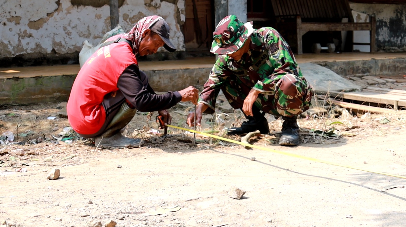 Pembuatan Rabat Beton Jalan Kreteg Loneng Sepanjang 660 Meter, TMMD ke-129 Kodim 0620/Kab. Cirebon Perkuat Akses dan Tingkatkan Kesejahteraan Warga Desa Luwung Kencana