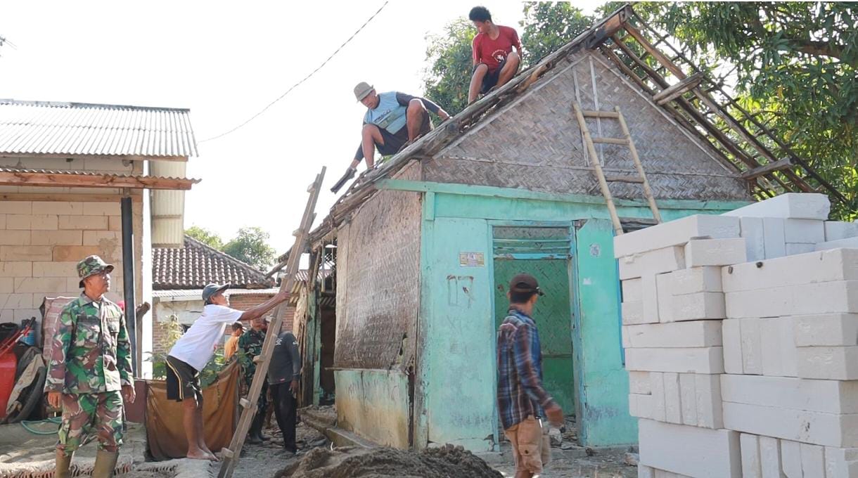 TMMD ke-129 Kodim 0620/Kab. Cirebon Wujudkan Mimpi Warga, 7 Rumah Tidak Layak Huni Direhab, Rumah Engherdi Mulai Dibangun