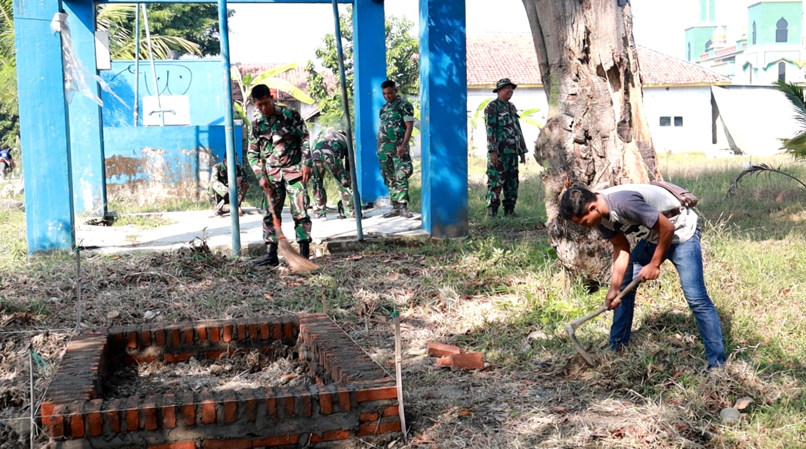 TMMD ke-129 Kodim 0620/Kab. Cirebon Bangun Harapan Warga, MCK dan Revitalisasi Air Bersih Mulai Dikerjakan di Desa Luwung Kencana