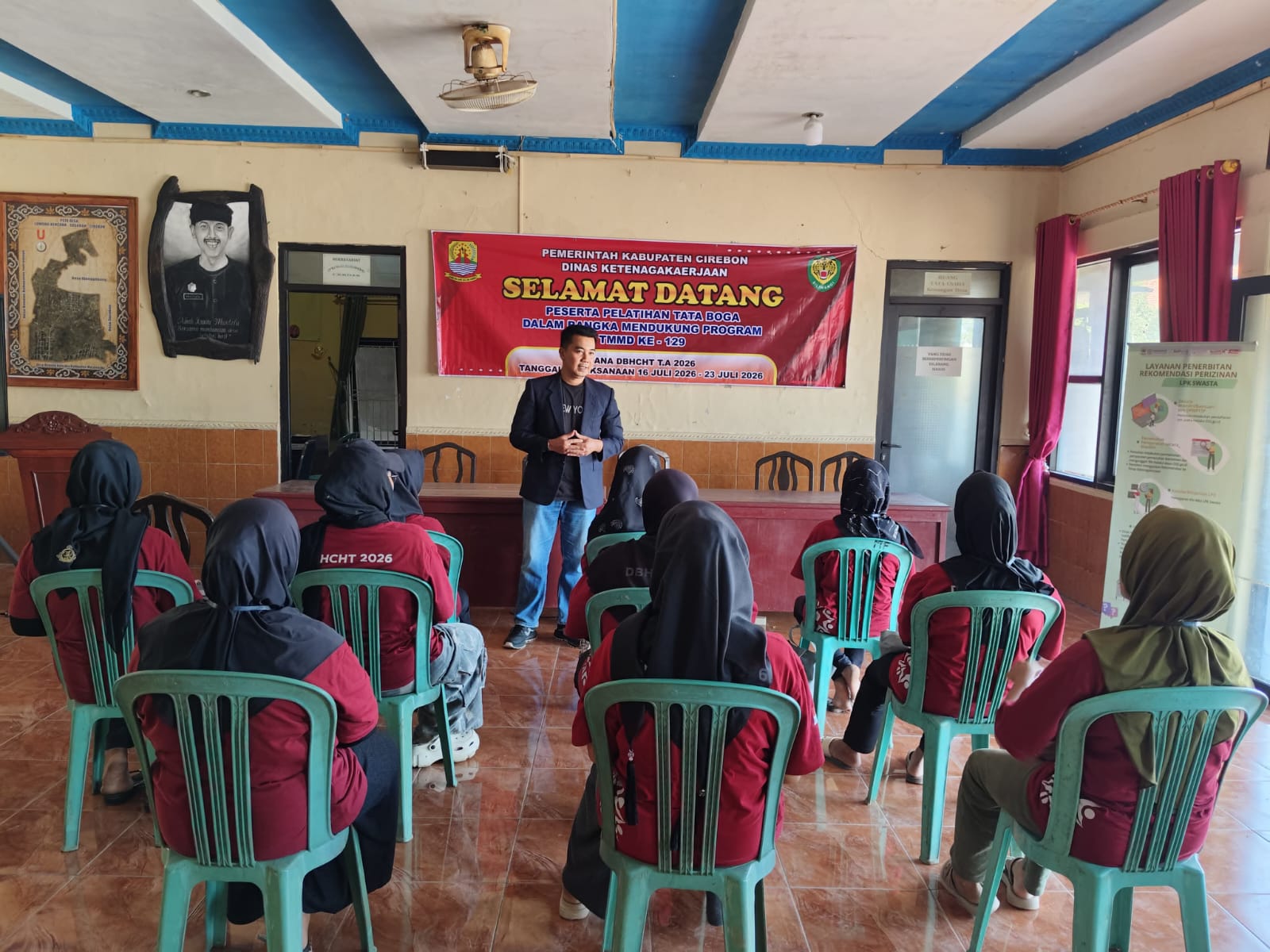 Bangkitkan Jiwa Wirausaha, TMMD ke-129 Kodim 0620/Kab. Cirebon Bekali Ibu-Ibu Desa Luwung Kencana dengan Ilmu Bisnis