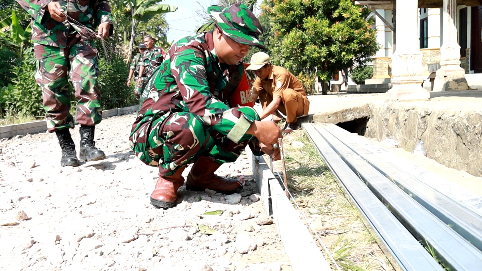 Pembangunan Jalan Rabat Beton TMMD Ke-129 Kodim 0620/Kab. Cirebon Dikebut Demi Kesejahteraan Warga