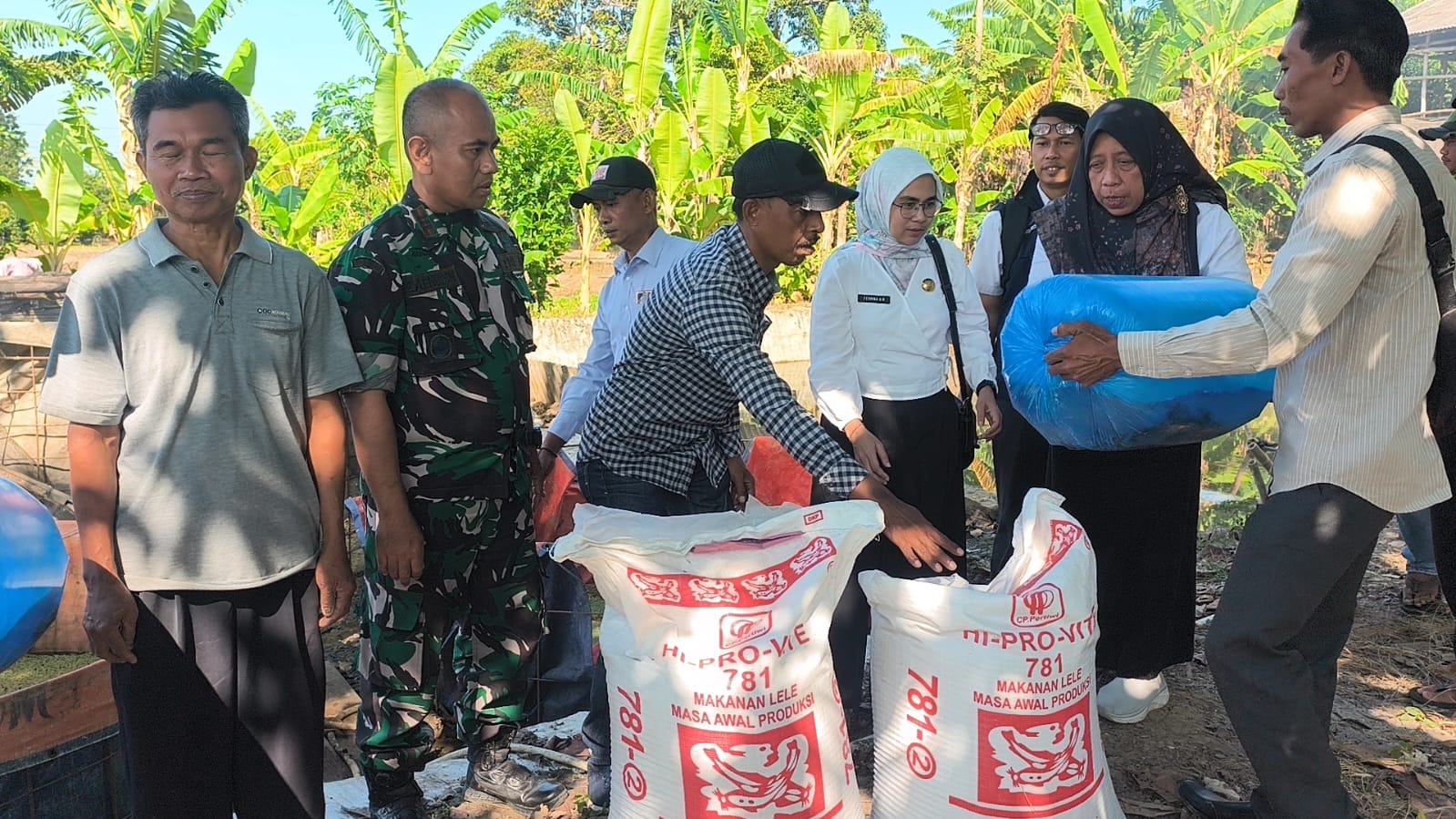 Dukung Ketahanan Pangan TMMD Ke-129, Kodim 0620/Kab. Cirebon Bersama DKPP Salurkan 1.200 Bibit Lele dan 60 Kg Pakan untuk Warga Desa Luwung Kencana
