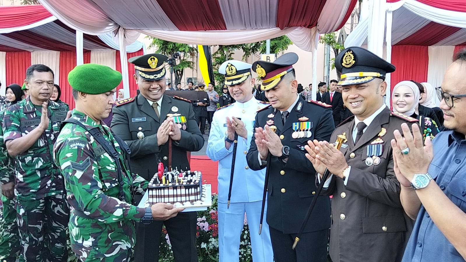 HUT Bhayangkara ke-80, Dandim 0614/Kota Cirebon Beri Kejutan Kado untuk Kapolres Cirebon Kota