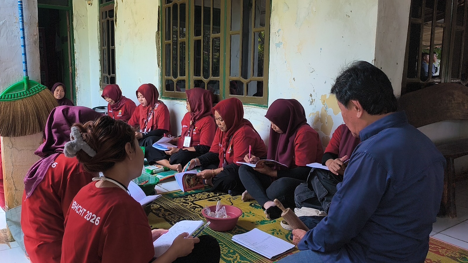 Ibu-Ibu Desa Luwung Kencana Antusias Ikuti Pelatihan Pizza Tahap II dalam Program TMMD ke-129 Kodim 0620