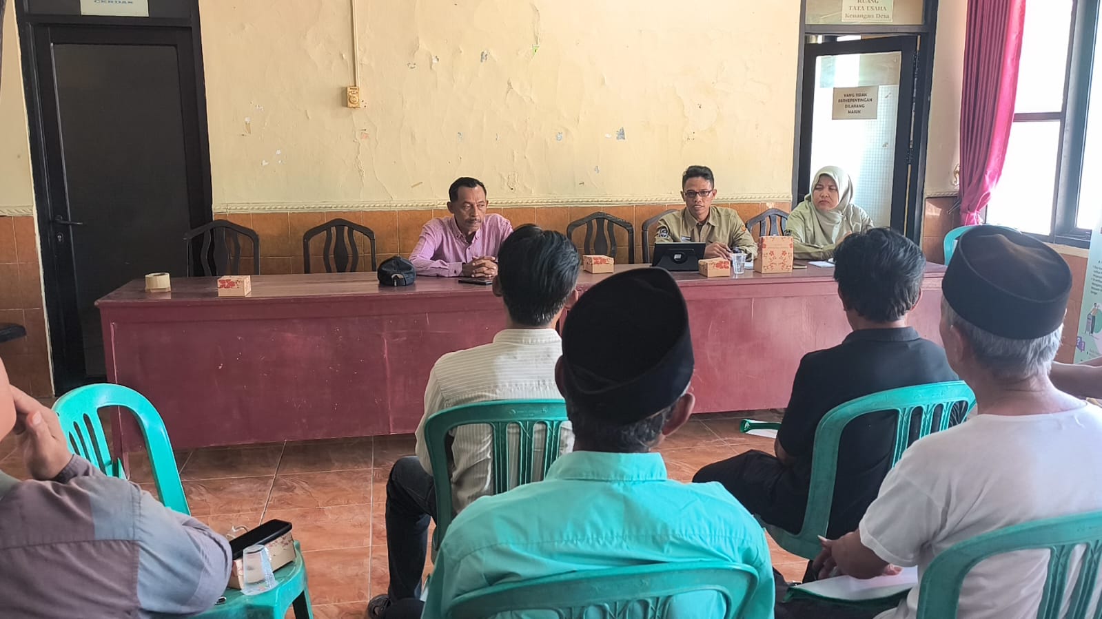 Perkuat Sektor Pertanian Desa, TMMD ke-129 Kodim 0620/Kab. Cirebon Bersama Dinas Pertanian Berikan Pembekalan Pengolahan Lahan Sawah kepada Warga Luwung Kencana