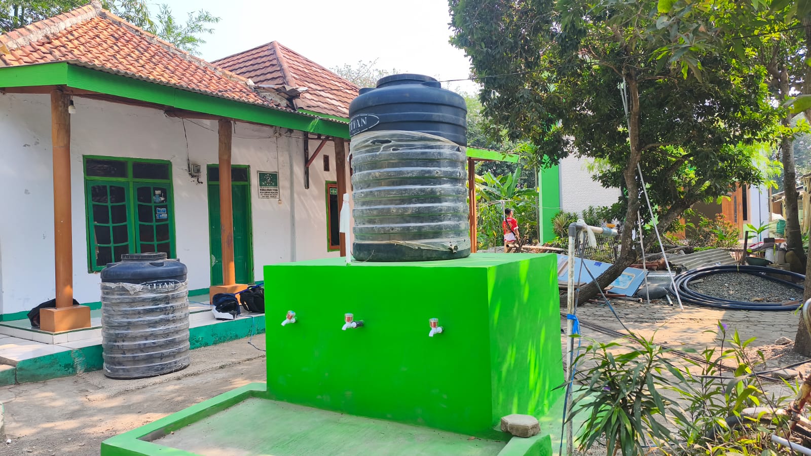 Satu per Satu Tuntas, Pemasangan Torn Air di Mushola As Syuhada Tandai Progres Positif Revitalisasi Air TMMD ke-129 Kodim 0620/Kab. Cirebon