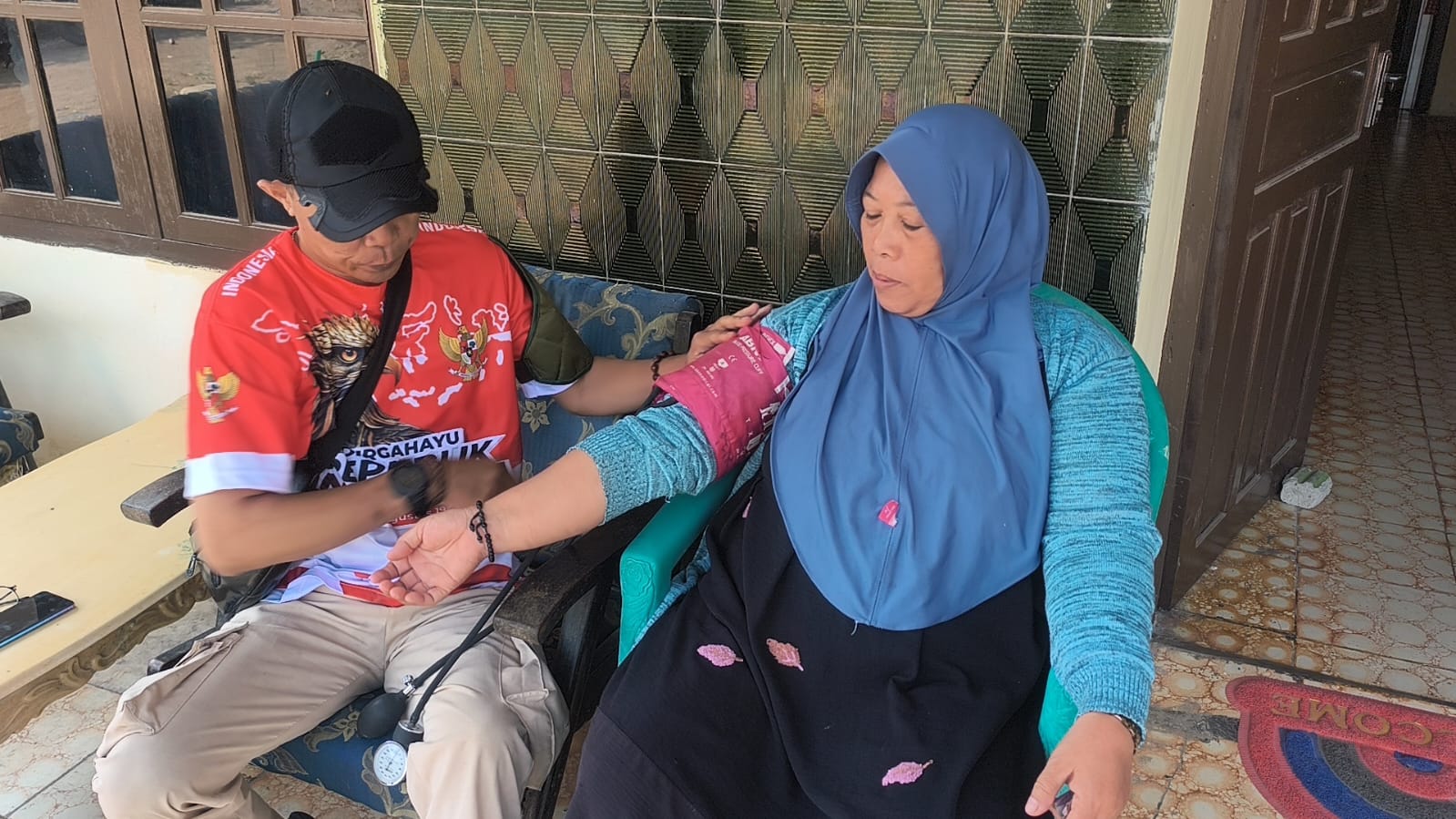 Hadir hingga Pintu Rumah, Pelayanan Kesehatan Satgas TMMD ke-129 Kodim 0620/Kab. Cirebon Beri Kepedulian Nyata bagi Warga Luwung Kencana