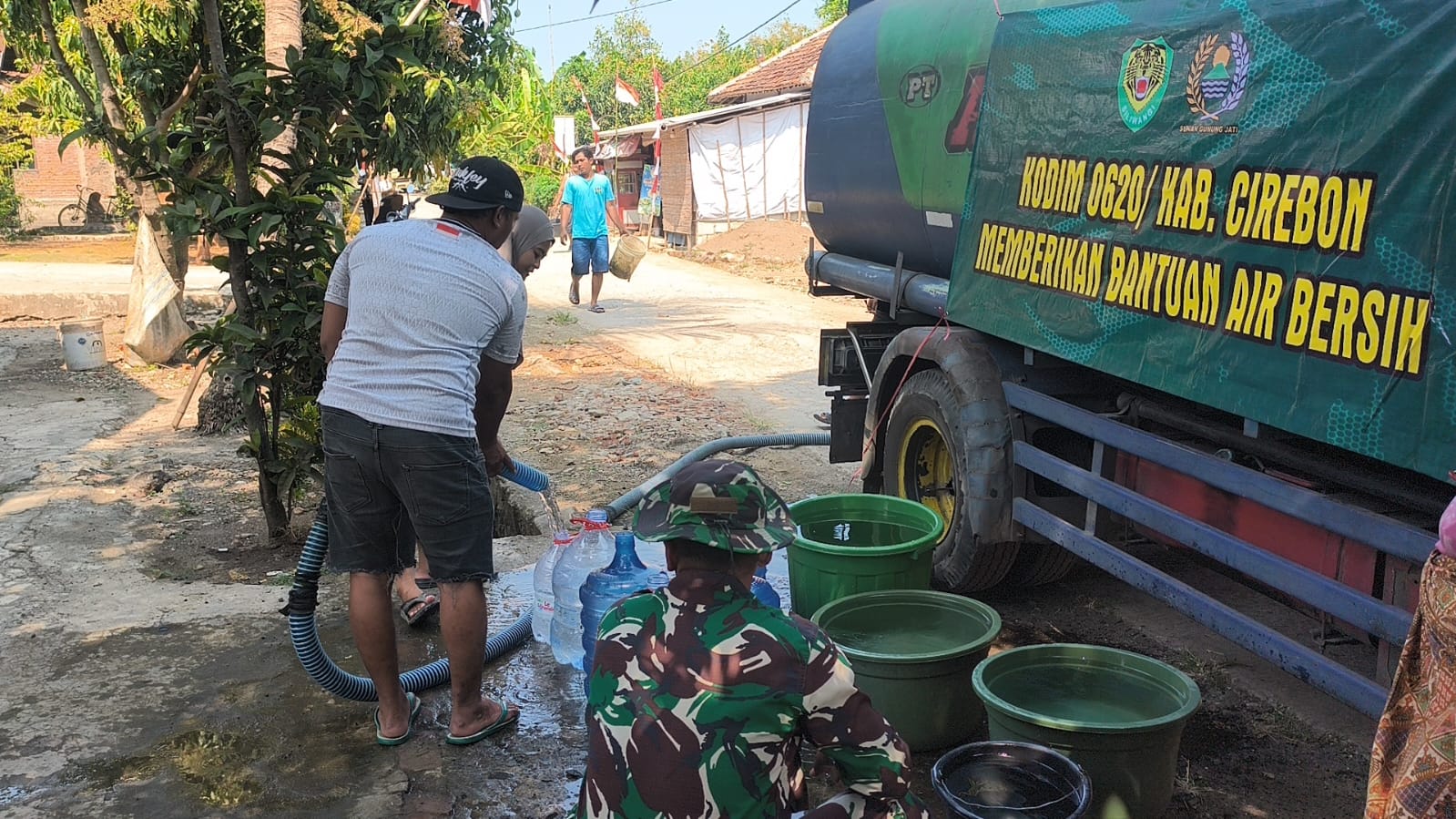 Mengalirkan Harapan di Tengah Kemarau, Satgas TMMD ke-129 Salurkan Bantuan Air Bersih kepada Masyarakat