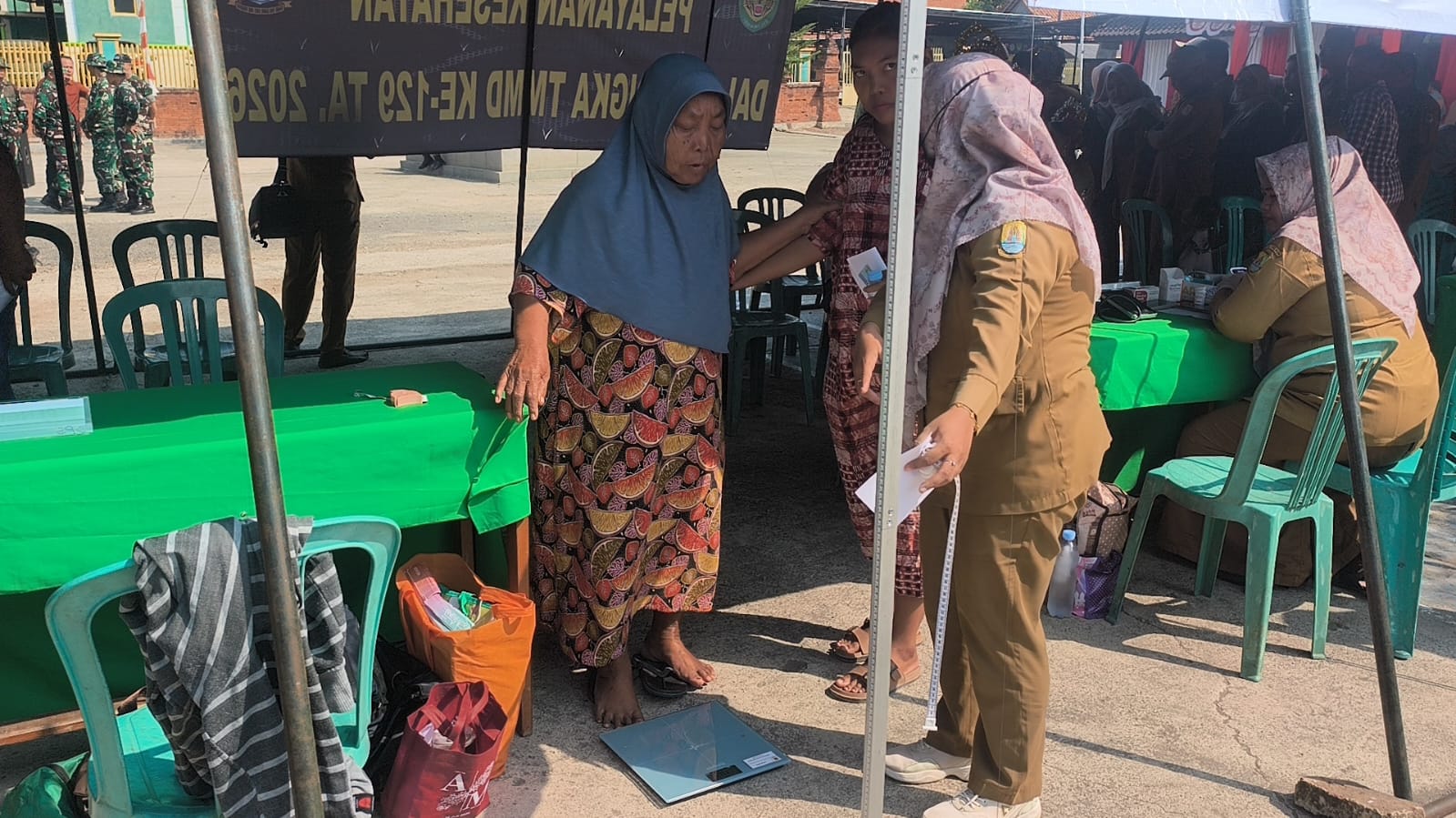 Peduli Kesehatan Masyarakat, TMMD ke-129 Kodim 0620/Kabupaten Cirebon Gandeng Puskesmas Bunder Gelar Pengobatan Gratis