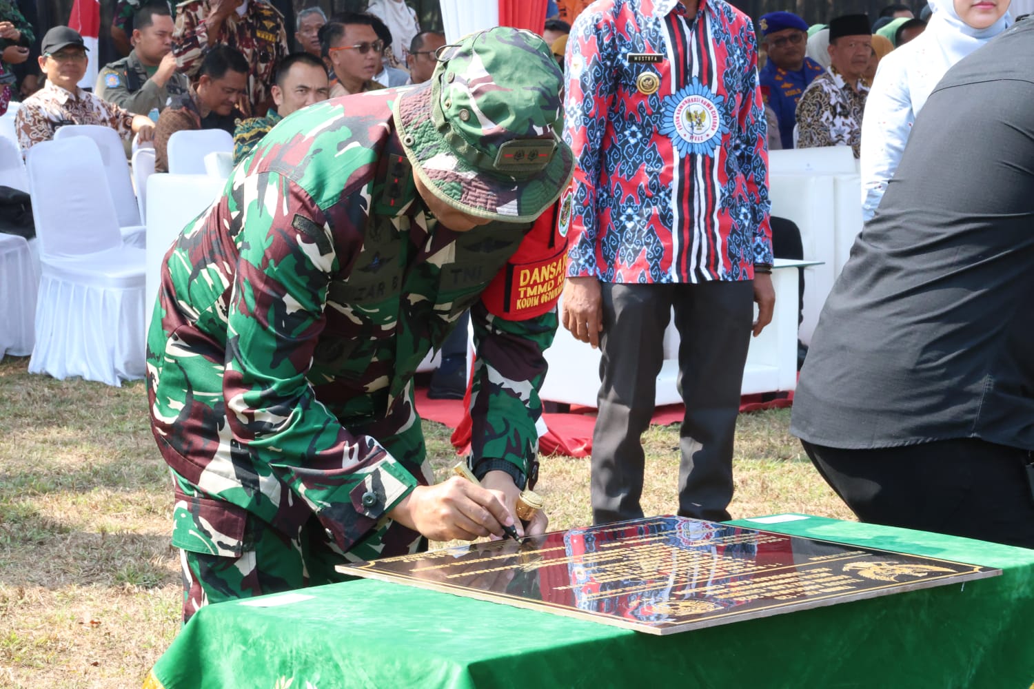 Dari Desa untuk Negeri, Kasdam III/Siliwangi Tutup TMMD ke-129 Kodim 0620/Kab. Cirebon di Desa Luwung Kencana