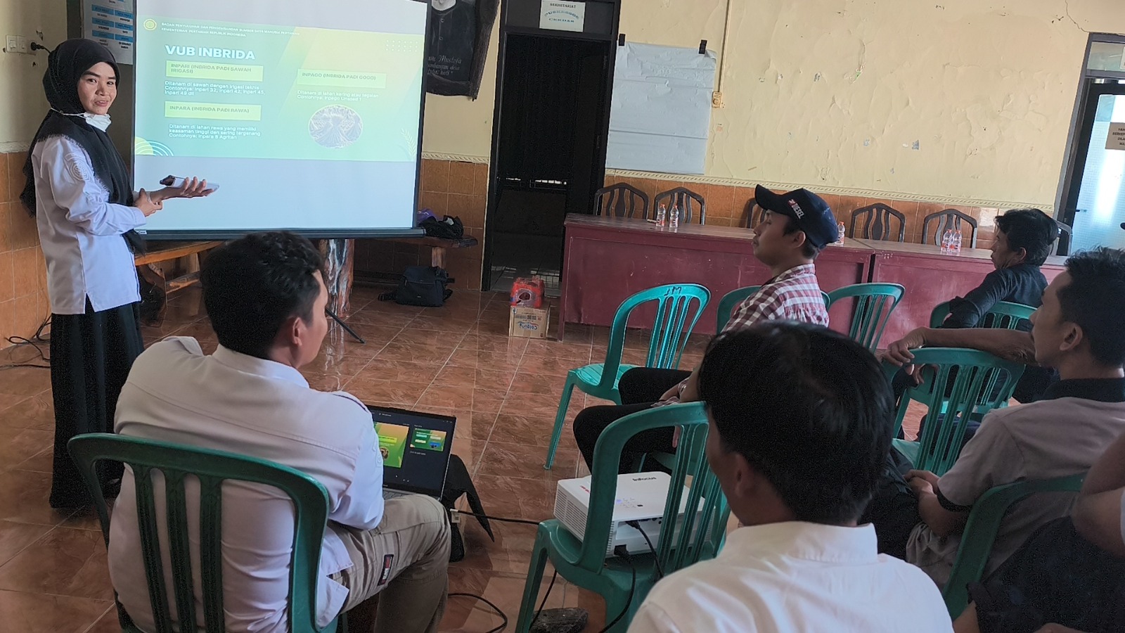 Kenali Varietas, Tingkatkan Hasil Panen, TMMD ke-129 Kodim 0620 Gandeng Dinas Pertanian Edukasi Kelompok Tani Desa Luwung Kencana