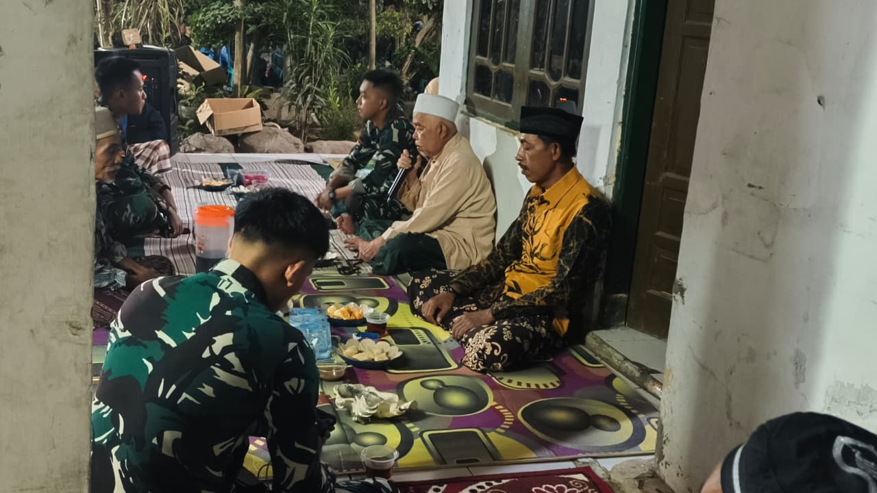 Tak Hanya Membangun Infrastruktur, Satgas TMMD ke-129 Kodim 0620/Kab. Cirebon Hadir dalam Tahlil Almarhumah Ibu Sukari sebagai Bukti Kepedulian Sosial