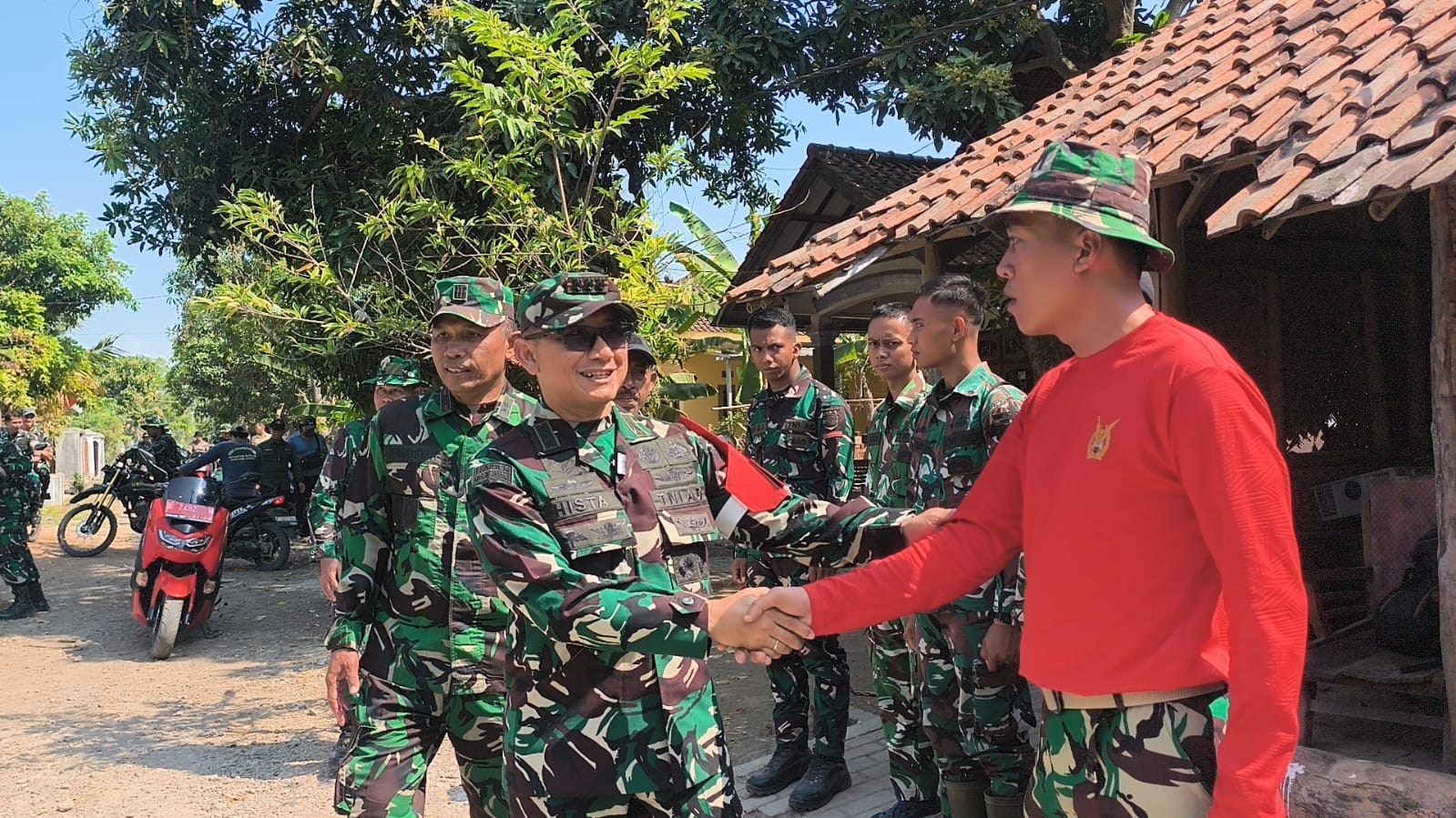 Pastikan Manfaat TMMD Tepat Sasaran, Danrem 063/Sunan Gunung Jati Tinjau Langsung Pelaksanaan dan Hasil Pembangunan TMMD ke-129 di Desa Luwung Kencana
