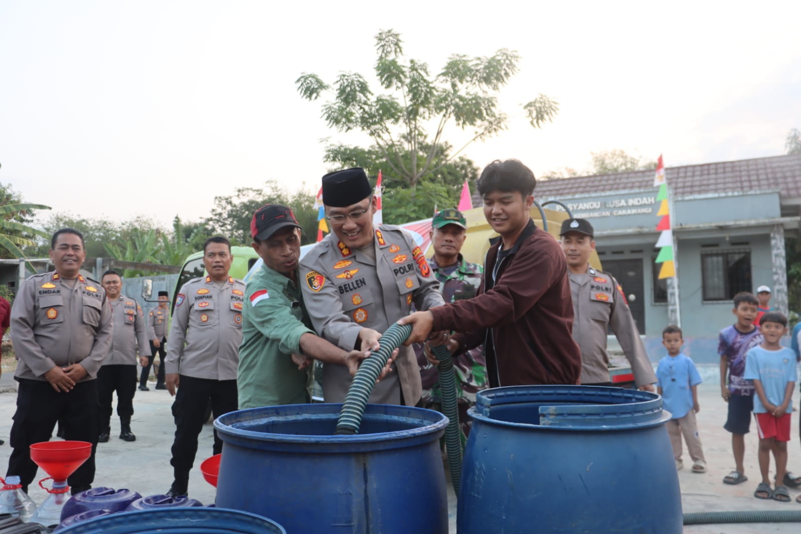 Gandeng PAM Tirta Kamuning, Polres Kuningan Salurkan Bantuan Air Bersih ke Desa Pakembangan