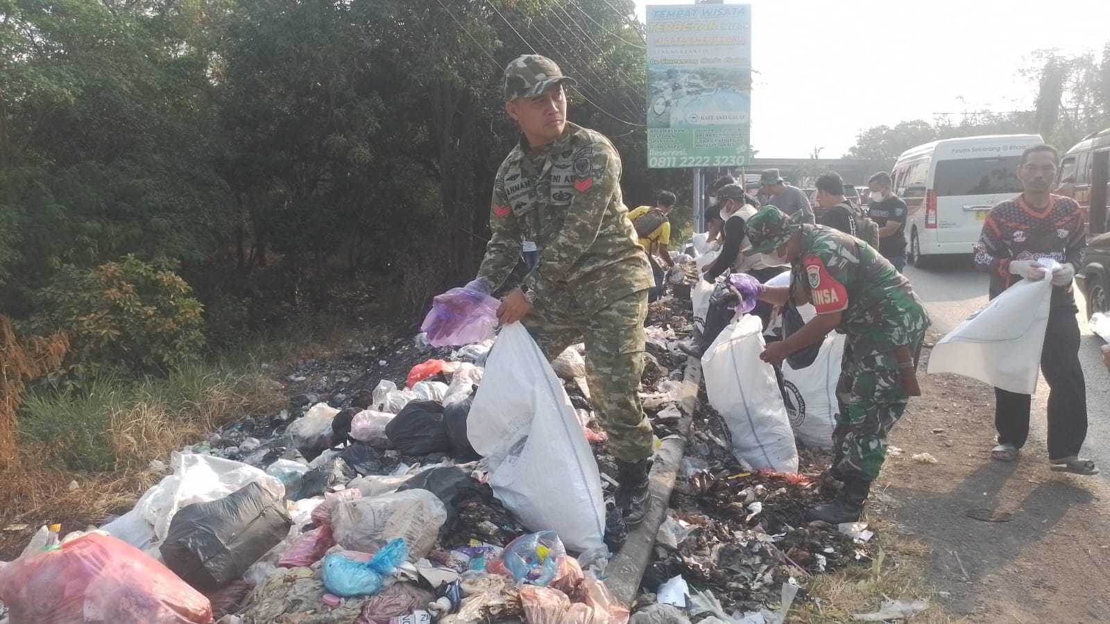 Babinsa Koramil 0620-07/Plumbon Bersama Forkopimcam dan Warga Gelar Jumat Bersih di Sekitar Pintu Masuk Jalan Tol Plumbon*