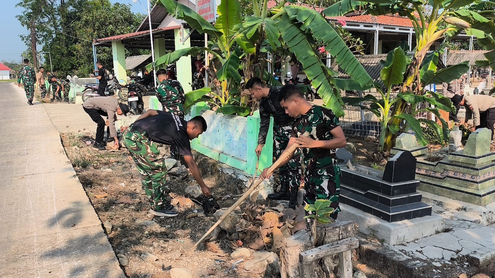 Perkuat Kemanunggalan TNI dan Rakyat, Satgas TMMD ke-129 Gelar Karya Bakti di TPU Desa Luwung Kencana