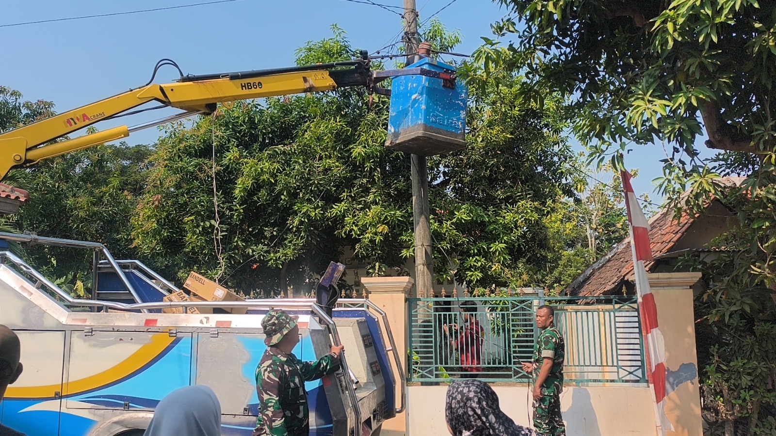 Sinergi TNI dan Masyarakat, Pemasangan PJU Warnai Pelaksanaan TMMD ke-129 di Desa Luwung Kencana