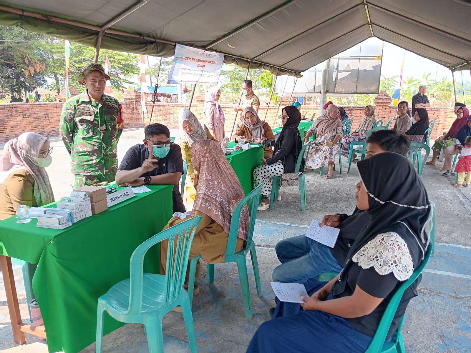 Sinergi TNI dan Puskesmas Bunder, TMMD ke-129 Kodim 0620/Kabupaten Cirebon Gelar Pengobatan Gratis